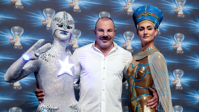 Thierry Mugler entouré de comédiens lors d'une première théâtrale en 2014.