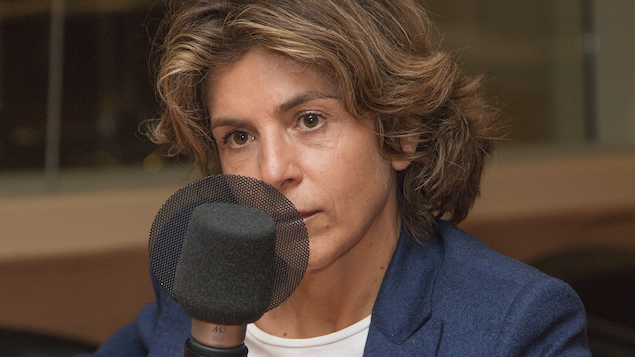 Anne Nivat au micro de Catherine Perrin.