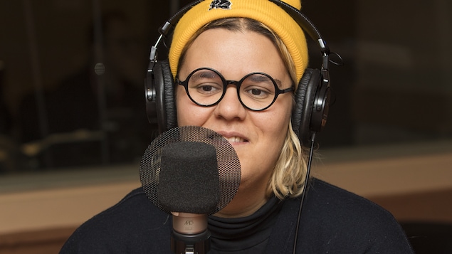 Safia Nolin au micro de Catherine Perrin.