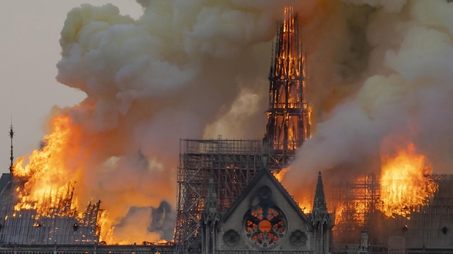 Vue de la cathédrale Notre-Dame-de-Paris en flammes, le 15 avril.