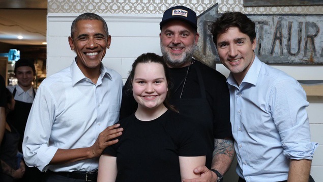Barack Obama lors de sa visite à Montréal. À sa droite : le restaurateur David McMillan, sa fille, ainsi que le premier ministre Justin Trudeau