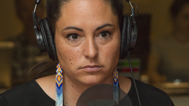 Kim O'Bomsawin au micro de Stéphan Bureau.