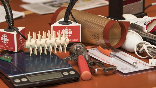 Divers outils de cuisine sur une table.