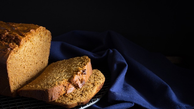 Un pain d'épices traditionnel sur nappe bleue et fond noir