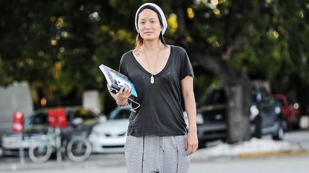 La femme d'affaires Becky Wang porte un t-shirt de sport et un pantalon de jogging.