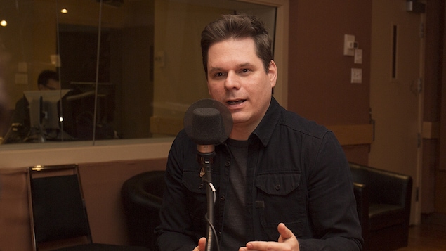 Patrick Lagacé derrière un micro dans un studio de radio à Radio-Canada.