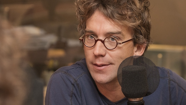 Fred Pellerin au micro de Catherine Perrin.