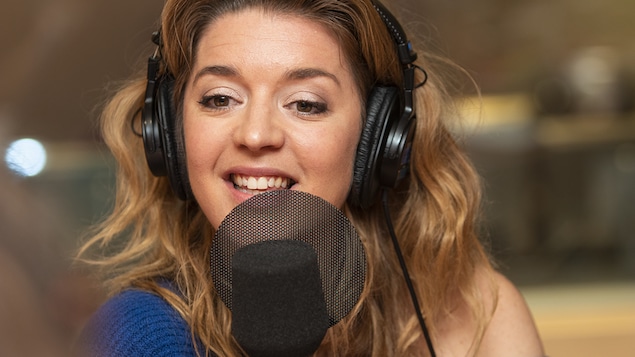 Marie-Ève Perron au micro de Catherine Perrin.