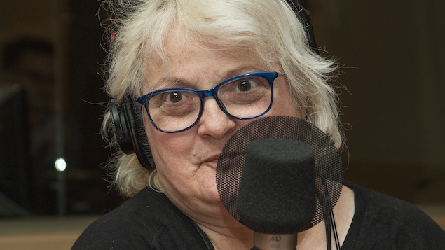Lise Ravary au micro de Catherine Perrin.