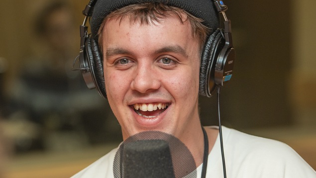 Vincent Roberge, alias Les Louanges, au micro de Catherine Perrin.