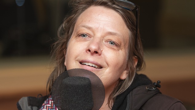 Annie Roy au micro de Catherine Perrin.