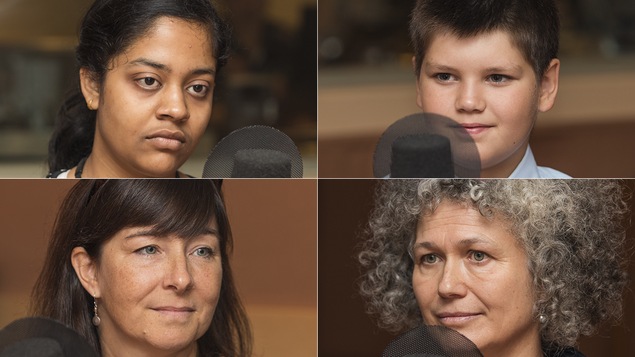 Sumaiya, Elisei, ainsi que les enseignantes Chantal Labrie et Maryline Beuchot, au micro de Stéphan Bureau.
