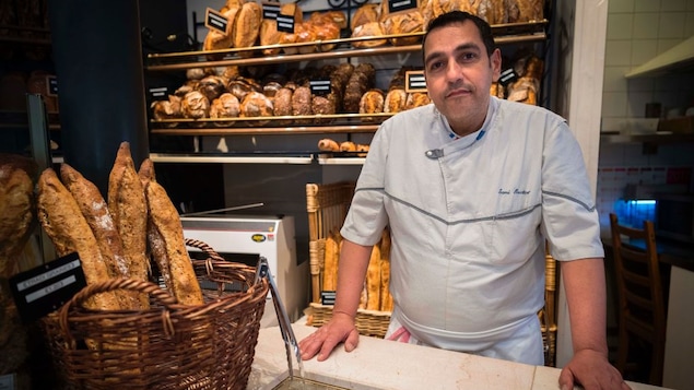 Le boulanger Sami Bouattour de la boulangerie Brun, à Paris