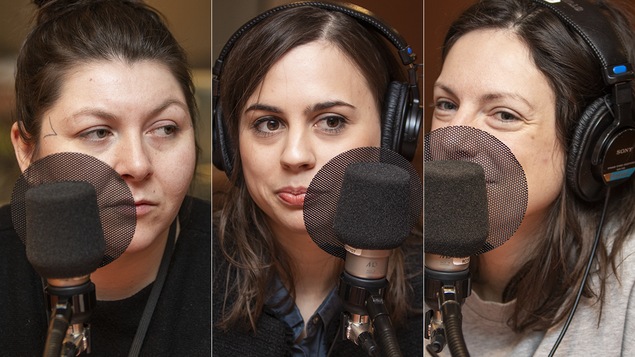 Nancy Saunders, Marie-Laurence Rancourt et Laurence Dauphinais au micro de Catherine Perrin.