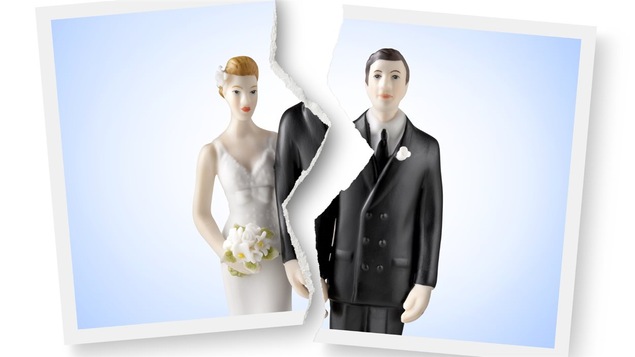 Une photo déchirée d'un couple représente la séparation.