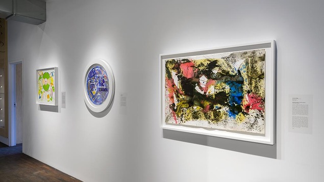 Des peintures accrochées au mur de la galerie Simon Blais, à Montréal.