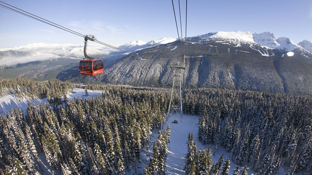 Une cabine de téléphérique au-dessus des montagnes à Whistler, en Colombie-Britannique.