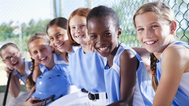Des jeunes filles qui posent pour la caméra