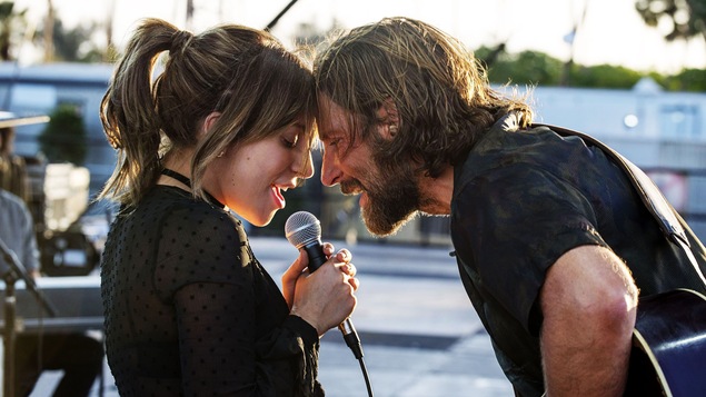 Lady Gaga et Bradley Cooper chantent en tête-à-dans cette image tirée du film <i>A Star is Born</i>, de Bradley Cooper.