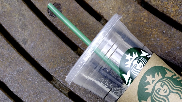 Un verre en plastique de la chaîne Starbucks.