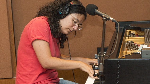 Alexandra Stréliski interprète un morceau au piano en direct du studio 18.