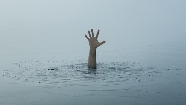 Une main émergeant d'un plan d'eau illustre la problématique du suicide.