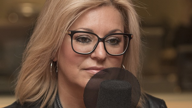 Guylaine Tanguay au micro de Catherine Perrinn.