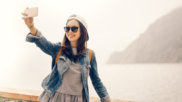 Une adolescente munie de son téléphone intelligent