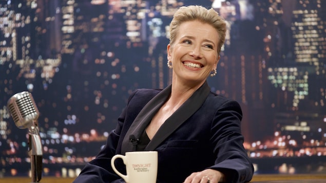 Emma Thompson, assise dans un studio de télé, lance un regard complice hors-champ dans cette image tirée du film <i> Late Night</i>, de Nisha Ganatra.