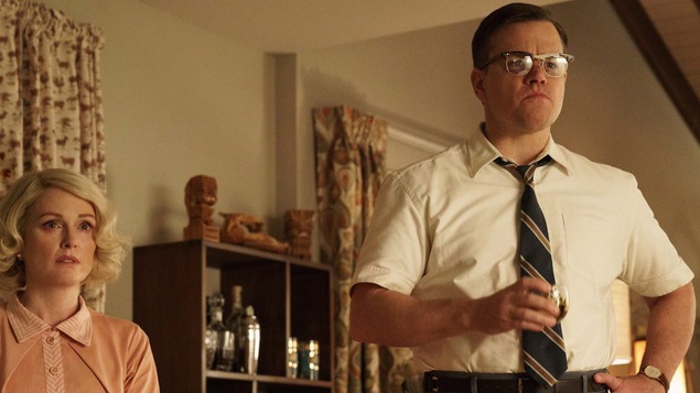 Julianne Moore et Matt Damon ont l'air troublé dans <i>Suburbicon<i>, de George Clooney