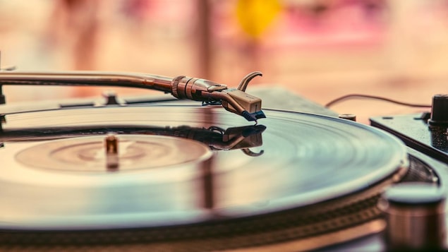 Un vinyle sur un tourne-disque.