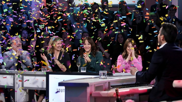 Des confettis tombent sur le plateau de <i>Tout le monde en parle</i>