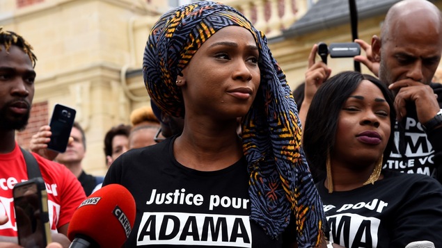 Assa Traoré lors d'une marche en l'honneur de son frère, Adama, en 2017.