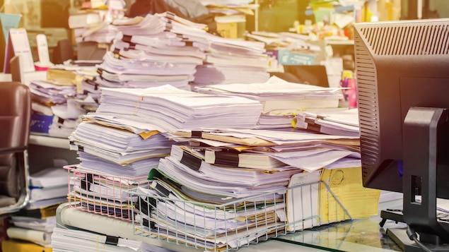 Des piles de documents ont été accumulés par une personne atteinte du trouble d'accumulation compulsive.