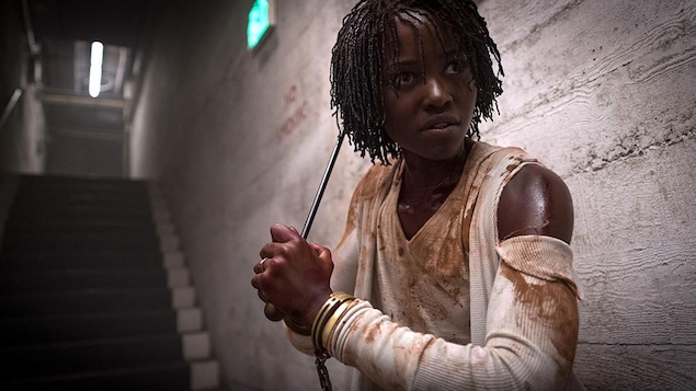 Lupita Nyong'o tient une tige de métal en guise d'arme sur cette image tirée du film <i>Us</i>, de Jordan Peele.