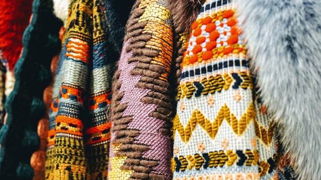 Des vêtements entassés les uns contre les autres