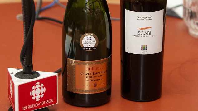 Gros plan sur les étiquettes de deux bouteilles de vin.