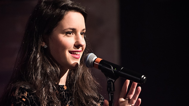 L'humoriste Virginie Fortin sur scène.