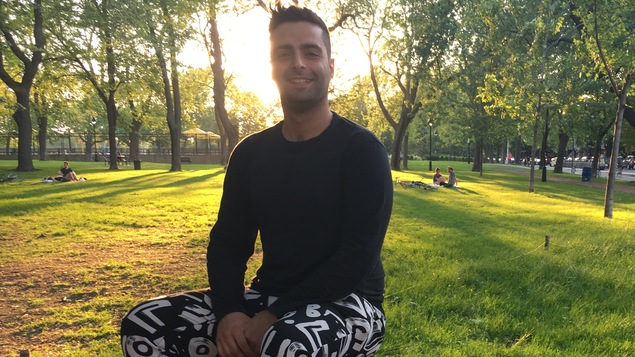 Youssef Shoufan, tout sourire après sa rencontre avec Eugénie Lépine-Blondeau dans le parc Laurier