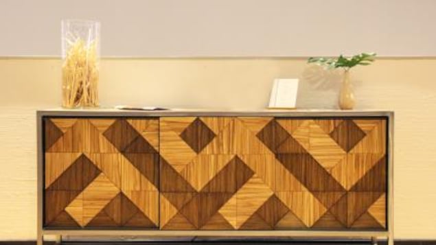 Un meuble fait de baguettes jetables recyclées