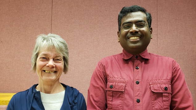 Monique Grenier et Anandakumar Palanichamy de l'entreprise Dr Beetroot debout dans un studio de Radio-Canada Manitoba.