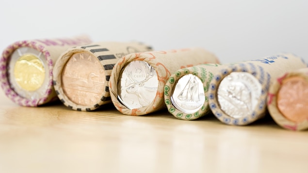 Des rouleaux de monnaie placés côte à côte, de la pièce d'un sou à a pièce de deux dollars.