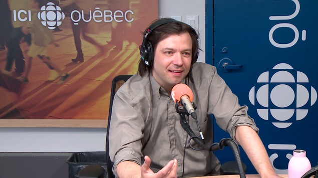 Le chanteur Mononc Serge en studio à l'émission radio C'est encore mieux l'après-midi.