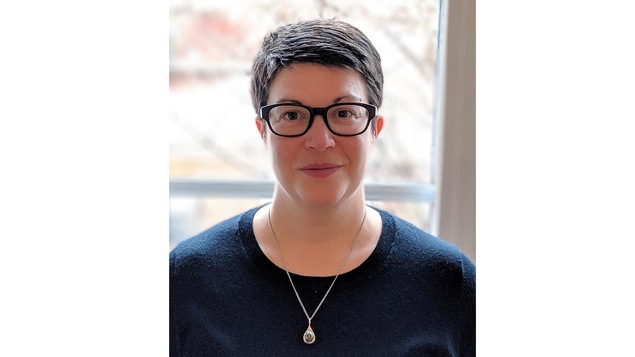 Morgan Craig devant une fenêtre. Elle est professeure adjointe au Département de mathématiques et de statistique, Université de Montréal