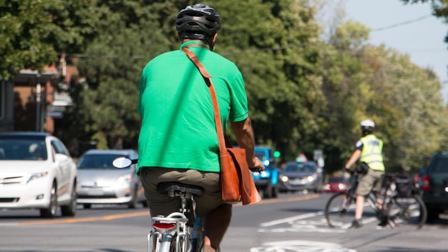 Un cycliste roule sur la piste cyclable.