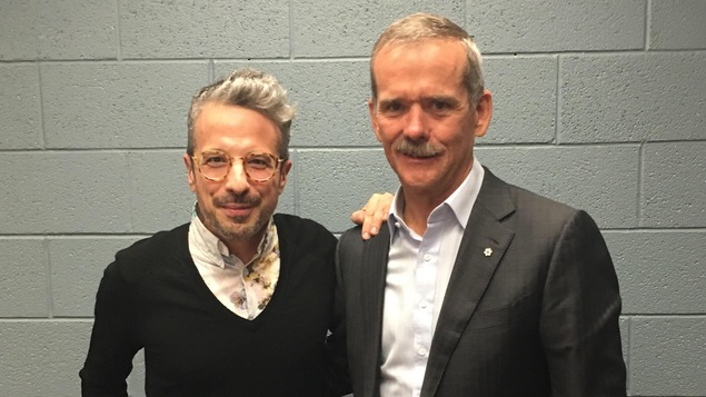 Matthieu Dugal et l'ex-astronaute Chris Hadfield posent ensemble.
