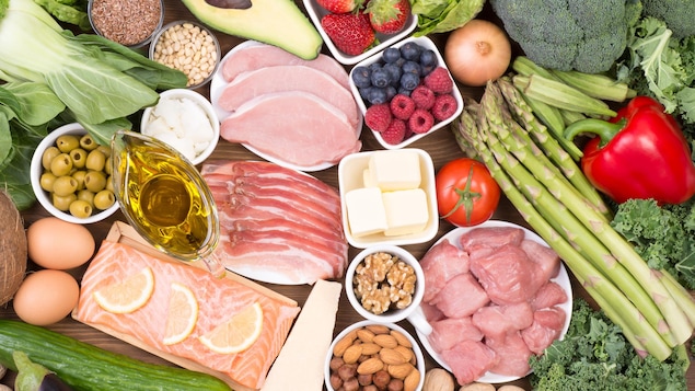 Des aliments sont disposés sur un plan de travail.