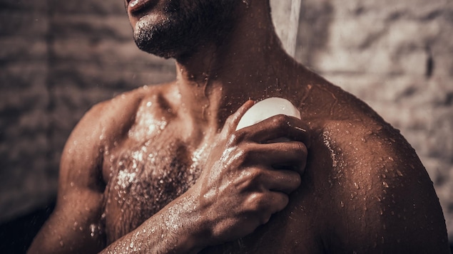 Un homme prend sa douche.