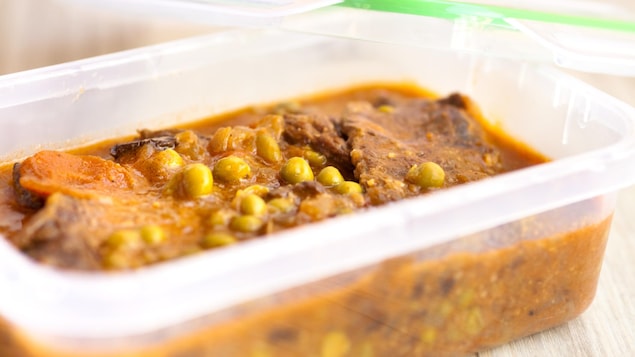 Un plat en plastique contenant un lunch.