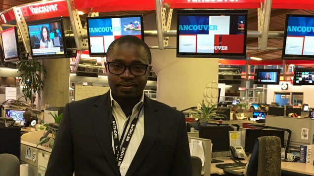 Moustapha Sall dans la salle de nouvelles de Radio-Canada Vancouver.